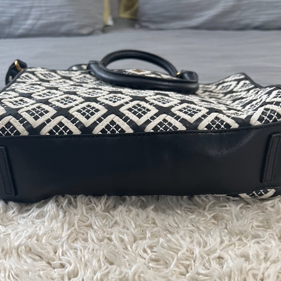 New Authentic TORY BURCH Small Robinson Woven Leather Tote - Picture 4 of 7